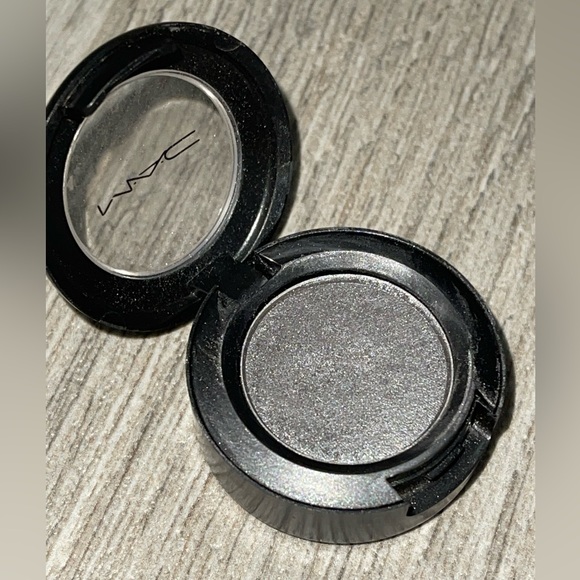 Discontinued MAC Eyeshadow ANTI - ESTABLISHMENT - Picture 5 of 7